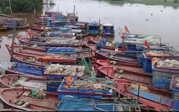 ban phao hieu huong dan tau thuyen vao tru noi an toan tranh bao so 1