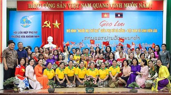 mo hinh nguoi me thu hai mo rong vong tay dong day thuong yeu danh cho cac sinh vien lao