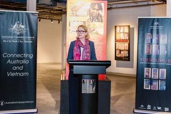 thuong thuc van hoa ban dia australia thong qua trien lam nhung canh cua yuendumu