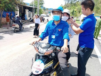 nhung hinh anh dep cua tinh nguyen vien mua thi