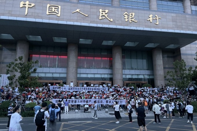 Trung Quốc: Hàng nghìn người tập trung trước cửa ngân hàng đòi tiền