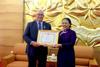 trao tang ky niem chuong vi hoa binh huu nghi giua cac dan toc cho dai su bi tai viet nam