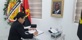 dai su nguyen phuong nga ghi so tang tuong niem co tong thong cong hoa angola