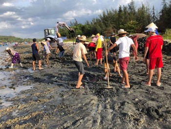 Quảng Ngãi: Bộ Tư lệnh vùng Cảnh sát biển 2 cùng người dân thu gom rác tại cửa biển Sa Cần