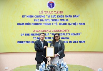 tang ky niem chuong cho ba ritu singh walia vi dong gop trong cham soc suc khoe nhan dan viet nam