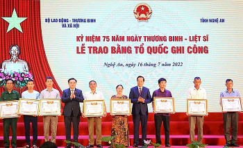 trao bang to quoc ghi cong nam 2022 toi than nhan 387 liet si