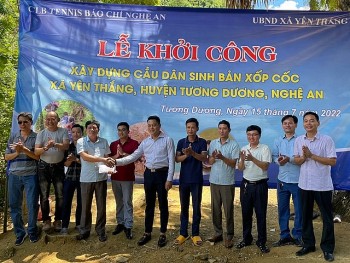 khoi cong xay cau vuot lu cho ba con dan toc thieu so mien nui nghe an