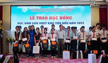 thua thien hue trao 100 suat hoc bong va 10 xe dap cho hoc sinh ngheo vuot kho