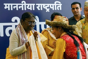 an do co nu tong thong dau tien xuat than tu cong dong tho dan ban dia