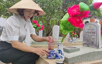 chuyen cam dong ve nhung nu thac si cu nhan tren nghia trang liet sy viet lao