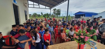 Trao 230 phần quà cho bà con người Việt và Campuchia có hoàn cảnh khó khăn tỉnh Kampot
