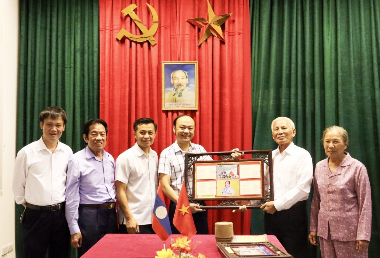 Cựu quân tình nguyện Việt Nam trao tặng Ban Tổ chức cuộc thi "Kỷ vật kể chuyện" gần 60 kỷ vật
