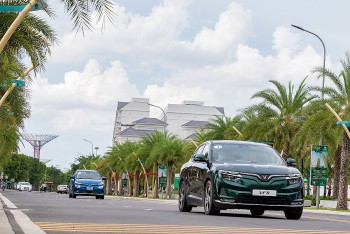 trai nghiem o to dien vinfast lan toa loi song xanh tai vinhomes grand park