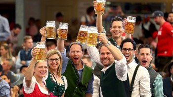 Đức: Lễ hội bia Oktoberfest trở lại sau 2 năm đại dịch COVID-19