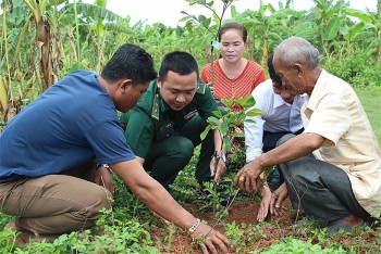 nghia tinh viet lao tren bien gioi