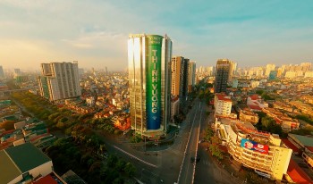 in ten hon 10000 can bo nhan vien len toa nha vpbank nhan ky luc viet nam
