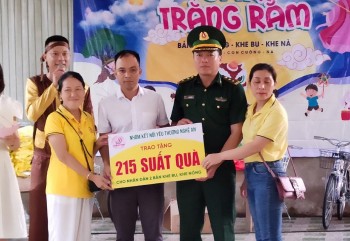 tang hang tram suat qua cho cac em hoc sinh va nhan dan bien gioi nghe an