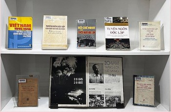 Hơn 300 tư liệu trưng bày tại chuyên đề "Việt Nam - Mùa thu năm 1945 và sự nghiệp đổi mới hôm nay"