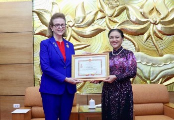 vufo trao tang ky niem chuong cho truong dai dien thuong tru undp tai viet nam