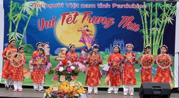 cong dong nguoi viet tai pardubice sec vui don tet trung thu