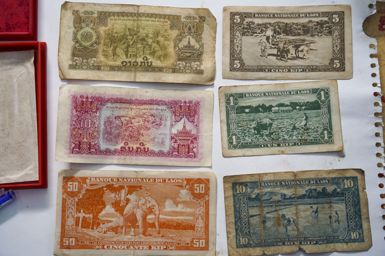 Tiền Lào các mệnh giá thấp – 1 kíp, 5 kíp, 10 kíp, 20 kíp, 50 kíp, ông Chuyên sưu tầm và lưu giữ gần 50 năm.