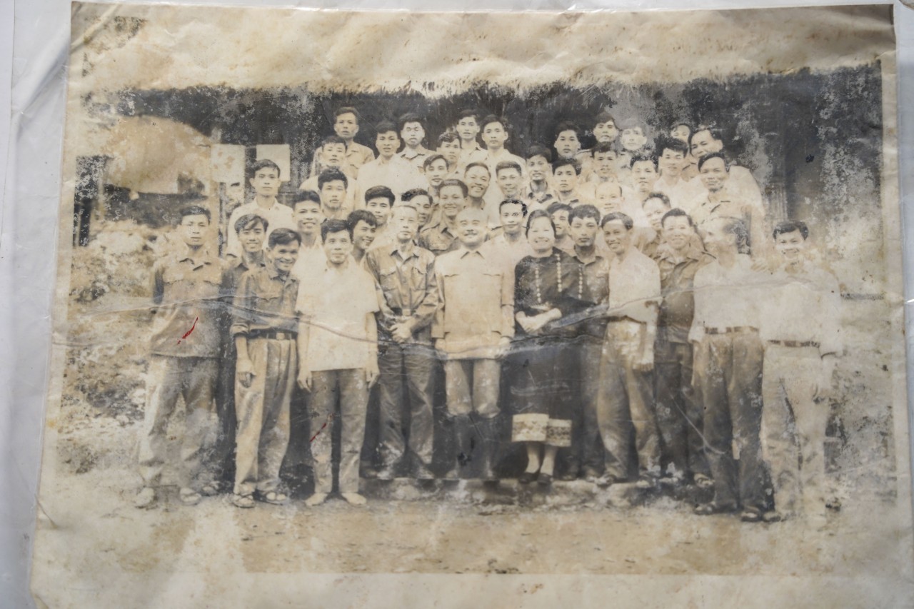 Ông Phạm Văn Chuyên (hàng cuối cùng, ngoài cùng, bên trái) cùng Đoàn 959 chào tạm biệt Hoàng thân Xuphanuvong và phu nhân trước khi về nước, năm 1976. Ông Phạm Văn Chuyên (hàng cuối cùng, ngoài cùng, bên trái) cùng Đoàn 959 chào tạm biệt Hoàng thân Xuphanuvong và phu nhân trước khi về nước, năm 1976.