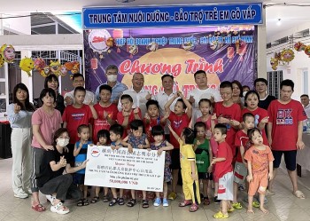 hiep hoi doanh nghiep trung quoc chi hoi tphcm tang qua tien mat cho tre em nguoi gia tai tphcm