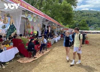 cao bang 6000 du khach den voi tuan le van hoa cho tinh phong luu