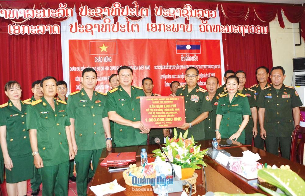 Sẻ chia với người dân Lào