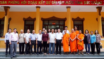 lanh dao uy ban dan toc chuc mung le sene dolta cua dong bao khmer tai bac lieu soc trang