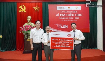 thua thien hue trao 420 suat hoc bong vi em hieu hoc cho hoc sinh co hoan canh kho khan
