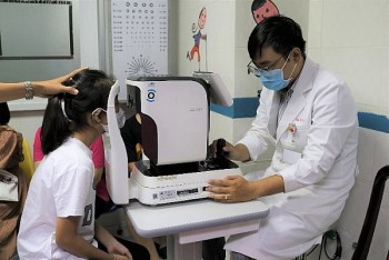 Cần Thơ: 2 bệnh viện và 69 trường THCS được hỗ trợ khám sàng lọc bệnh về mắt cho trẻ em