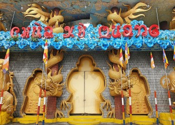 Khám phá ngôi chùa không tường, không mái độc lạ ở Sài Gòn