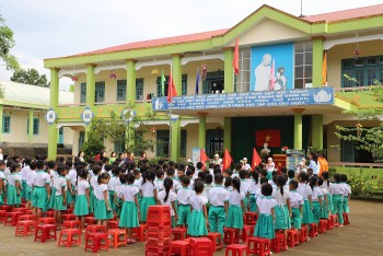 evngenco1 trao tang be boi di dong cho tre em mien nui quang nam