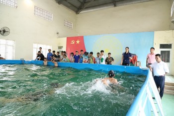 Hàng trăm trẻ em Thường Tín (Hà Nội) biết bơi nhờ các lớp học bơi miễn phí