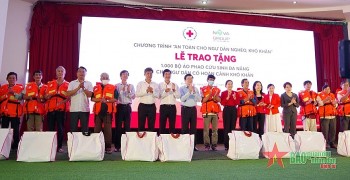 binh thuan trao tang 1000 ao phao cuu sinh da nang giup ngu dan vuon khoi bam bien