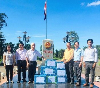 tang qua cho hoc sinh ngheo nguoi viet tai tinh ratanakiri campuchia