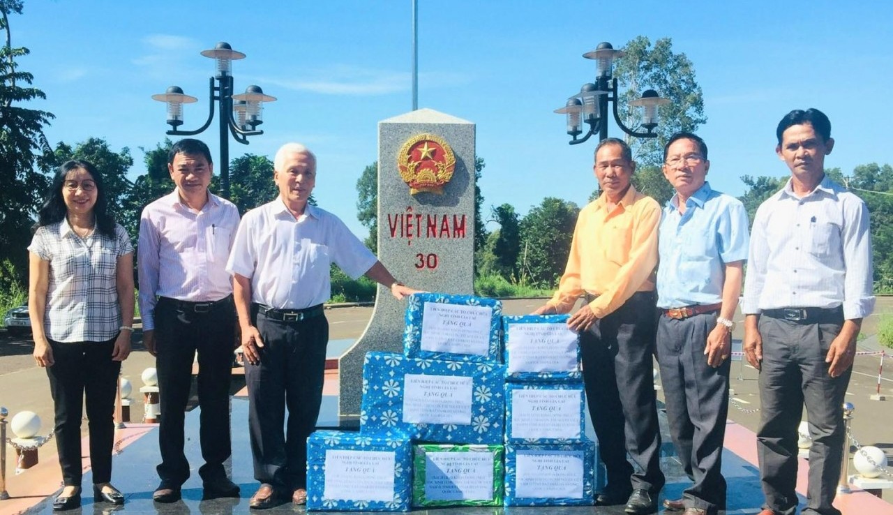 Liên hiệp các tổ chức hữu nghị tỉnh Gia Lai tặng quà cho học sinh người Việt ở tỉnh Ratanakiri (Campuchia)