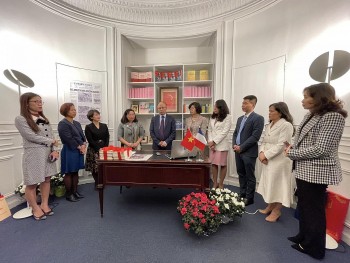 lan toa van hoa doc sach tai phap