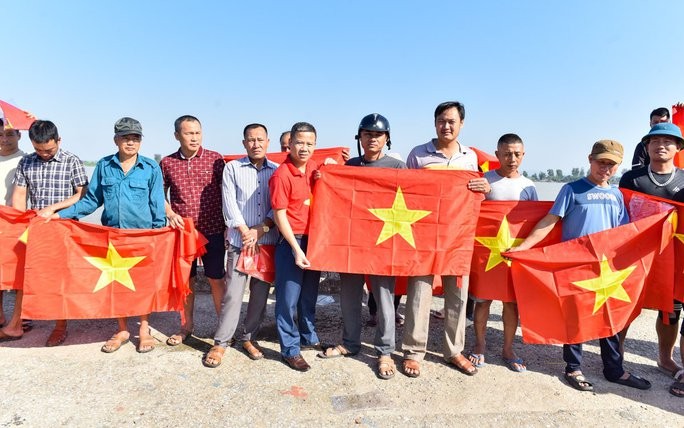 Thanh Hóa: Tặng 1.500 lá cờ Tổ quốc cho ngư dân