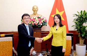 tro ly bo truong ngoai giao nguyen minh hang tiep co van dac biet bo truong bo kinh te cong nghiep va thuong mai nhat ban