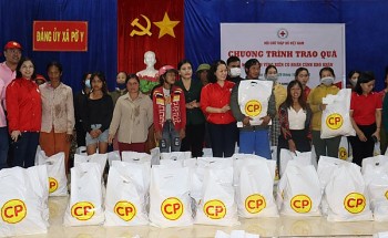 350 suat qua den voi nguoi dan kho khan o kon tum