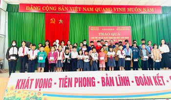 thua thien hue trao tang qua cho 400 hoc sinh hoan canh kho khan bi anh huong con bao so 5