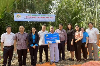 trao tang 2 mai am cho gia dinh nguoi lao dong tai tp can tho