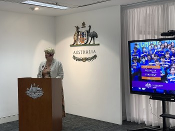 australia ho tro viet nam ve binh dang gioi va trao quyen cho phu nu tre em gai nguoi khuyet tat