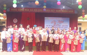 truong tieu hoc son dong tri an cac the he nha giao va ra mat ca khuc truyen thong