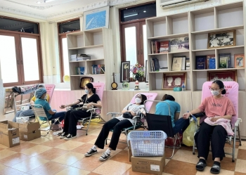 sinh vien lao campuchia hien mau tinh nguyen