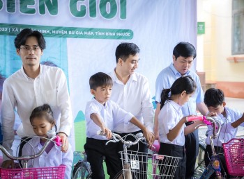 nu cuoi bien gioi den voi con em viet kieu campuchia o binh phuoc