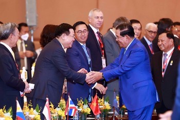 tinh cam than thiet chan thanh tren dat nuoc chua thap