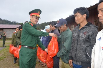 quang nam tang qua va kham benh cap thuoc mien phi cho nguoi dan huyen dak chung tinh se kong lao